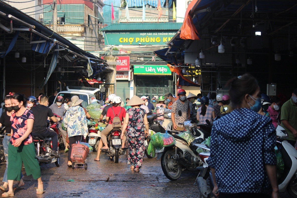 Chợ dân sinh Hà Nội đông nghẹt người, bất chấp Chỉ thị 16